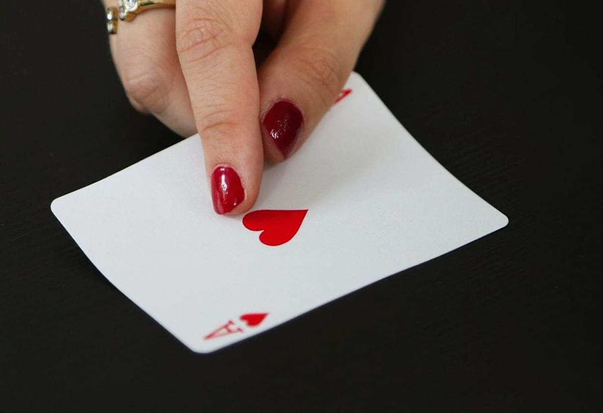 Jetons et cartes sur le tapis du salon